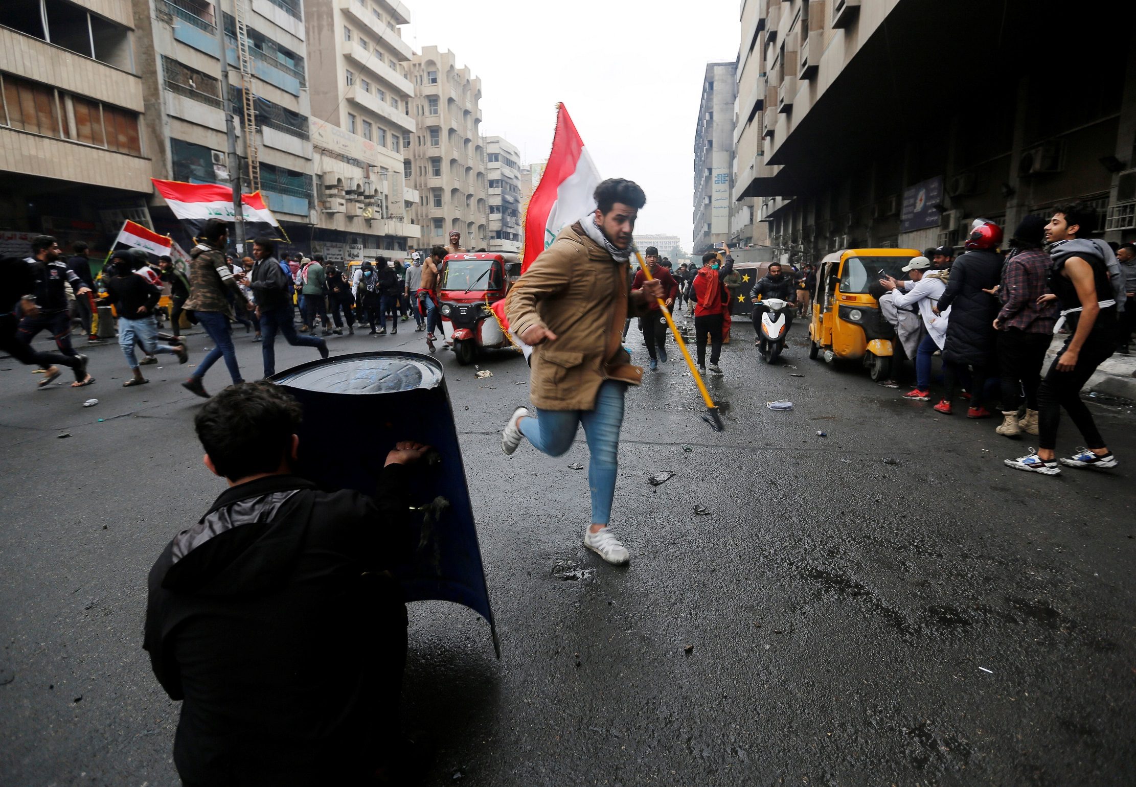 يُصر المتظاهرون على رحيل ومحاسبة كل النخبة السياسية المتهمة بالفساد