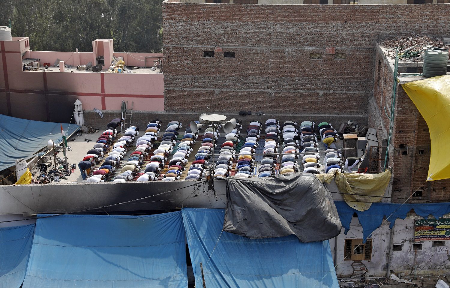 مسلمو الهند يصلُّون تحت حراسة مسلحة بعد أسبوع من حرق الهندوس للمساجد