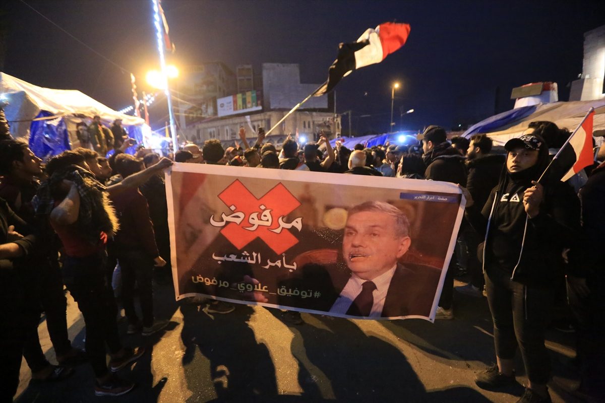 دعا لاستمرار التظاهرات، ووعد بالإفراج عن المعتقلين.. رئيس الوزراء العراقي الجديد يطلق جملة من التعهدات للشارع