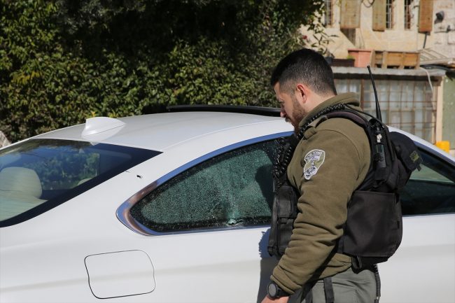 فيديو يوثّق محاولة شرطي إسرائيلي توريط مواطن عربي في “جريمة”.. زرع مسدساً في مركبته، وهكذا كشف أمره!