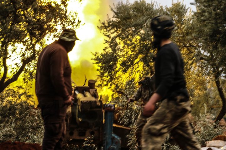 مقاتلون من المعارضة خلال معركة إعادة السيطرة على بعض القرى التي فقدوها لصالح النظام، في ريف إدلب/ الأناضول