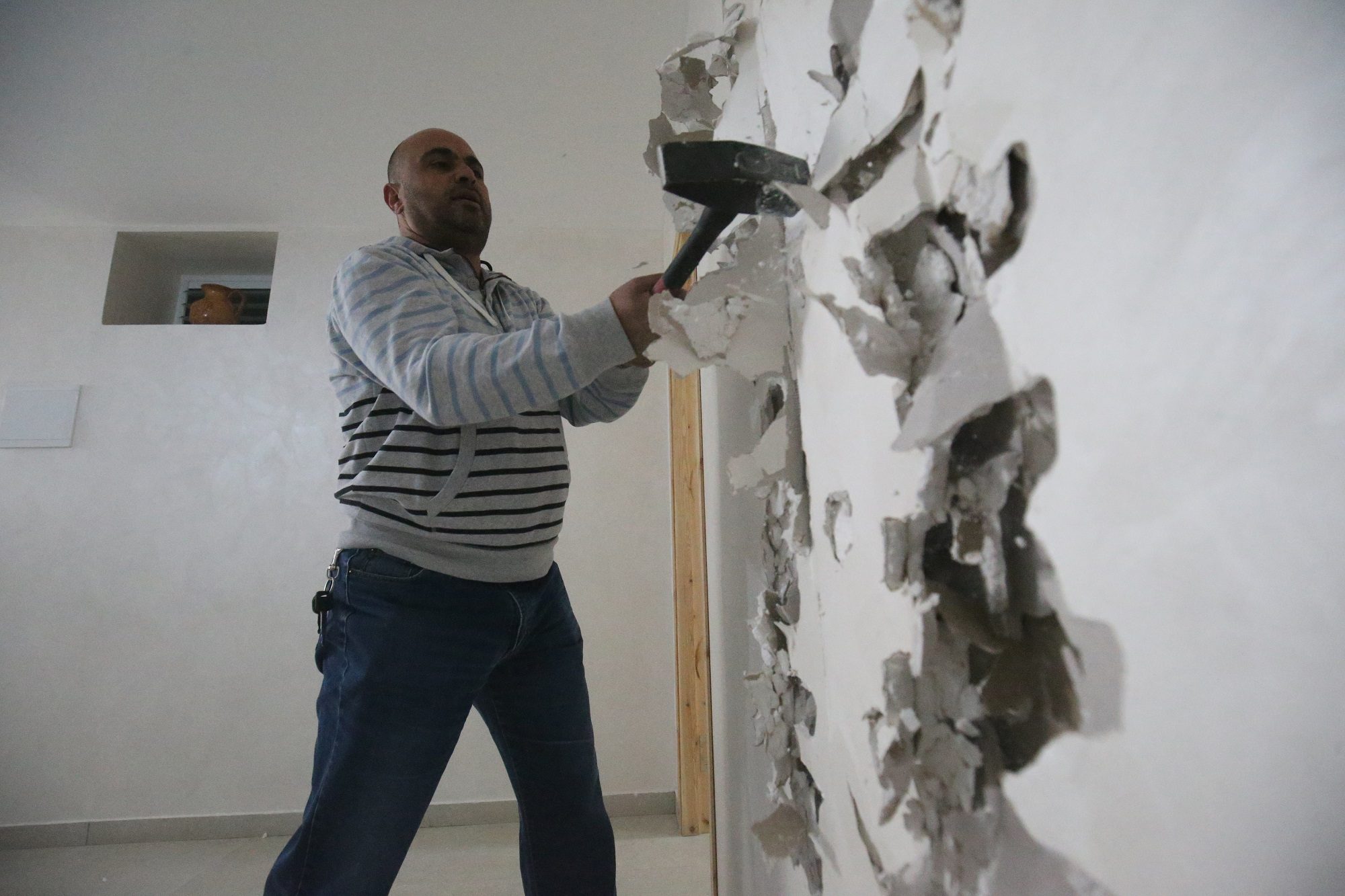 “شعور لا يوصف”.. إسرائيل تُجبر عائلة فلسطينية على هدم منزلها بيدها في مدينة القدس (صور)