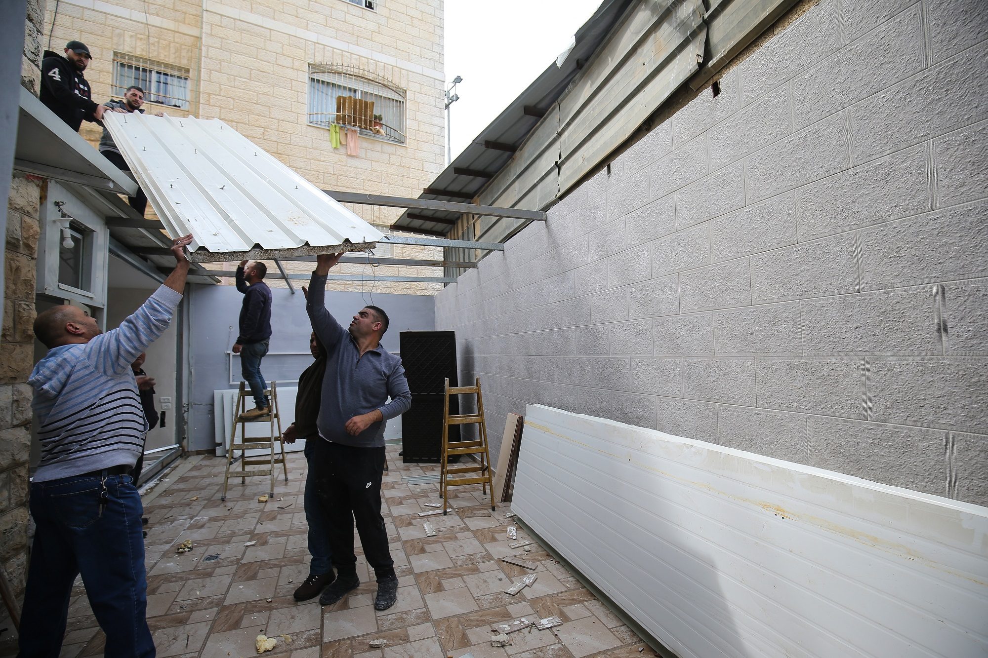 “شعور لا يوصف”.. إسرائيل تُجبر عائلة فلسطينية على هدم منزلها بيدها في مدينة القدس (صور)