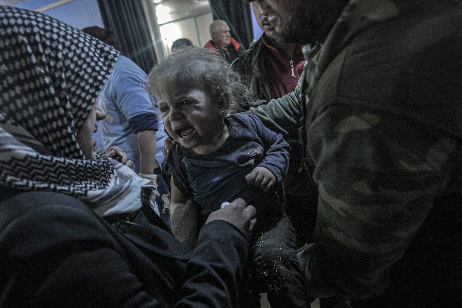 استهدفت مدارس وأحياء سكنية بالقنابل العنقودية.. هجمات النظام السوري تقتل 17 مدنياً في إدلب (صور)