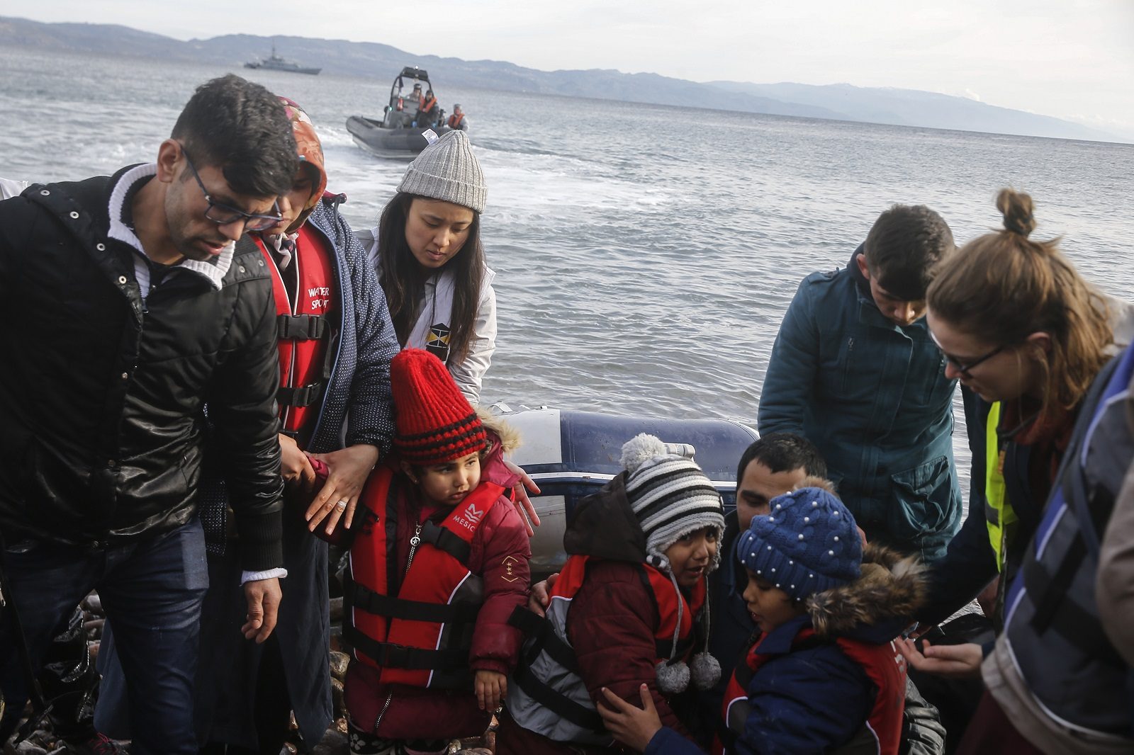 صور وصول أول زورق للمهاجرين إلى اليونان بعد قرار تركيا عدم منع العبور نحو أوروبا