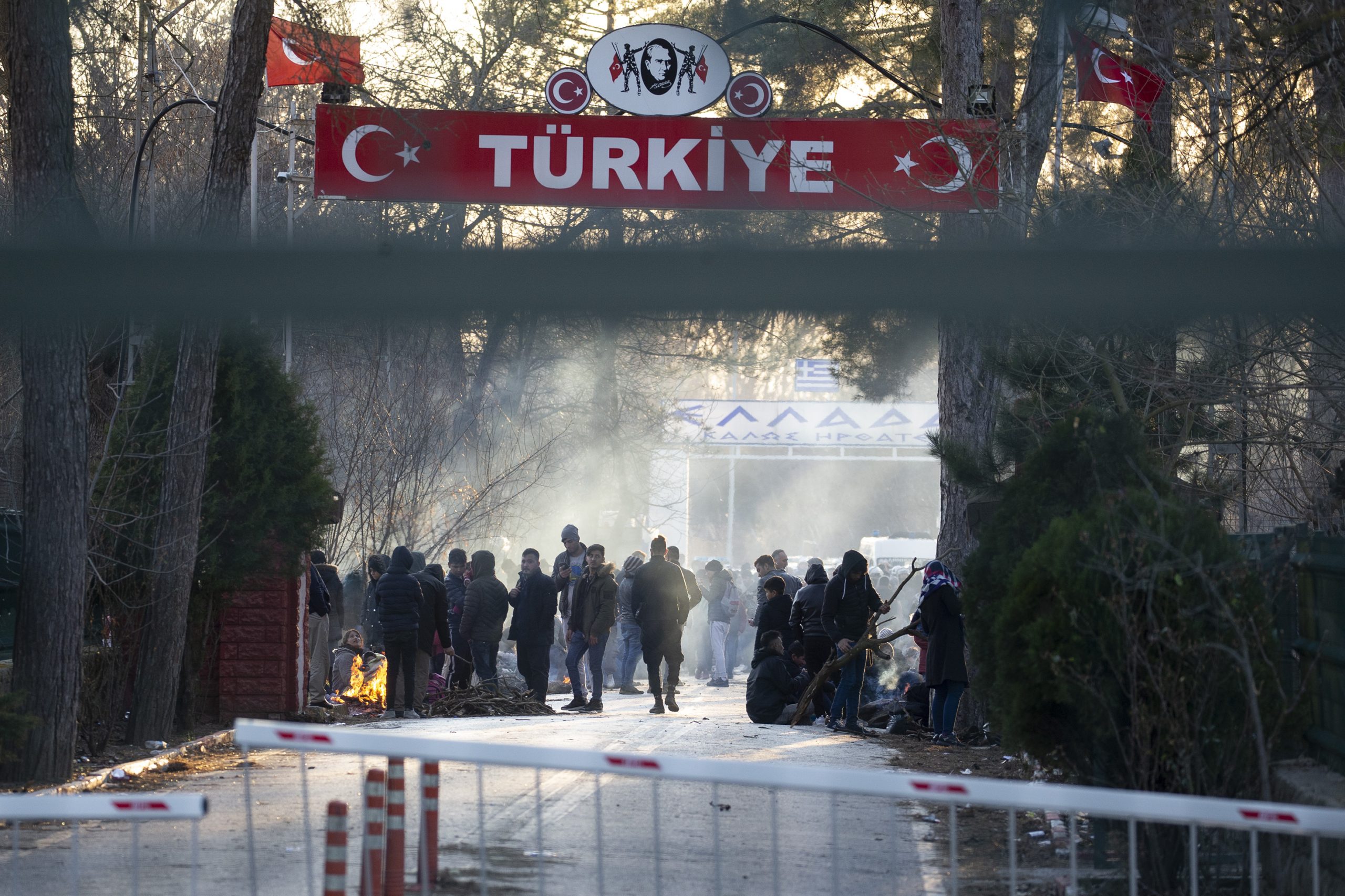 استقبلتهم بالغاز المسيل للدموع والقنابل.. اليونان تمنع المهاجرين من الدخول وإصابات بين اللاجئين