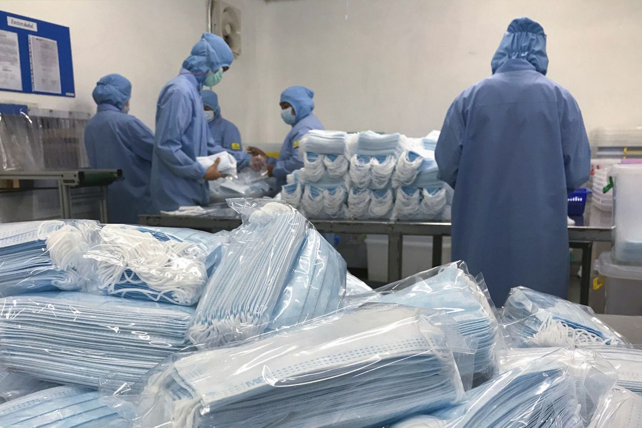 أصبحت فجأةً واحدةً من أهم السلع في العالم.. صناعة الأقنعة الطبية تزدهر بشدة مع انتشار فيروس كورونا