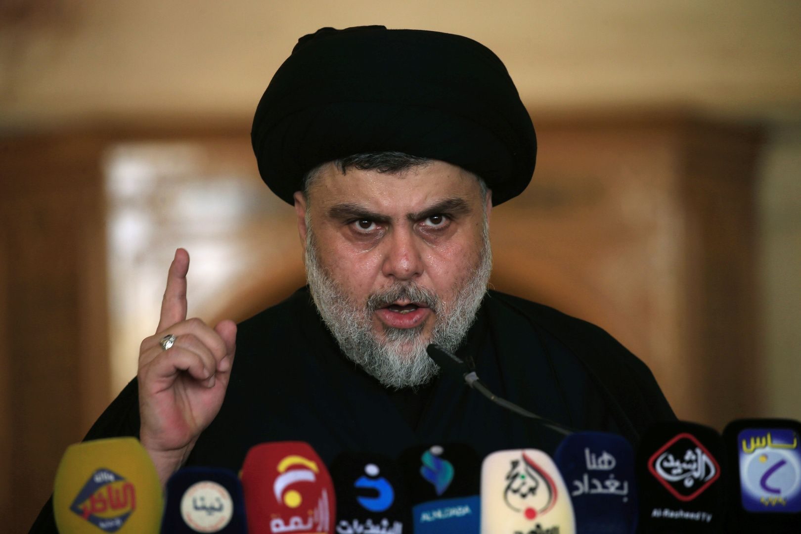 أنصار الصدر يهاجمون المحتجين، أطلقوا عليهم النار وأجبروهم على مغادرة أماكن التظاهر