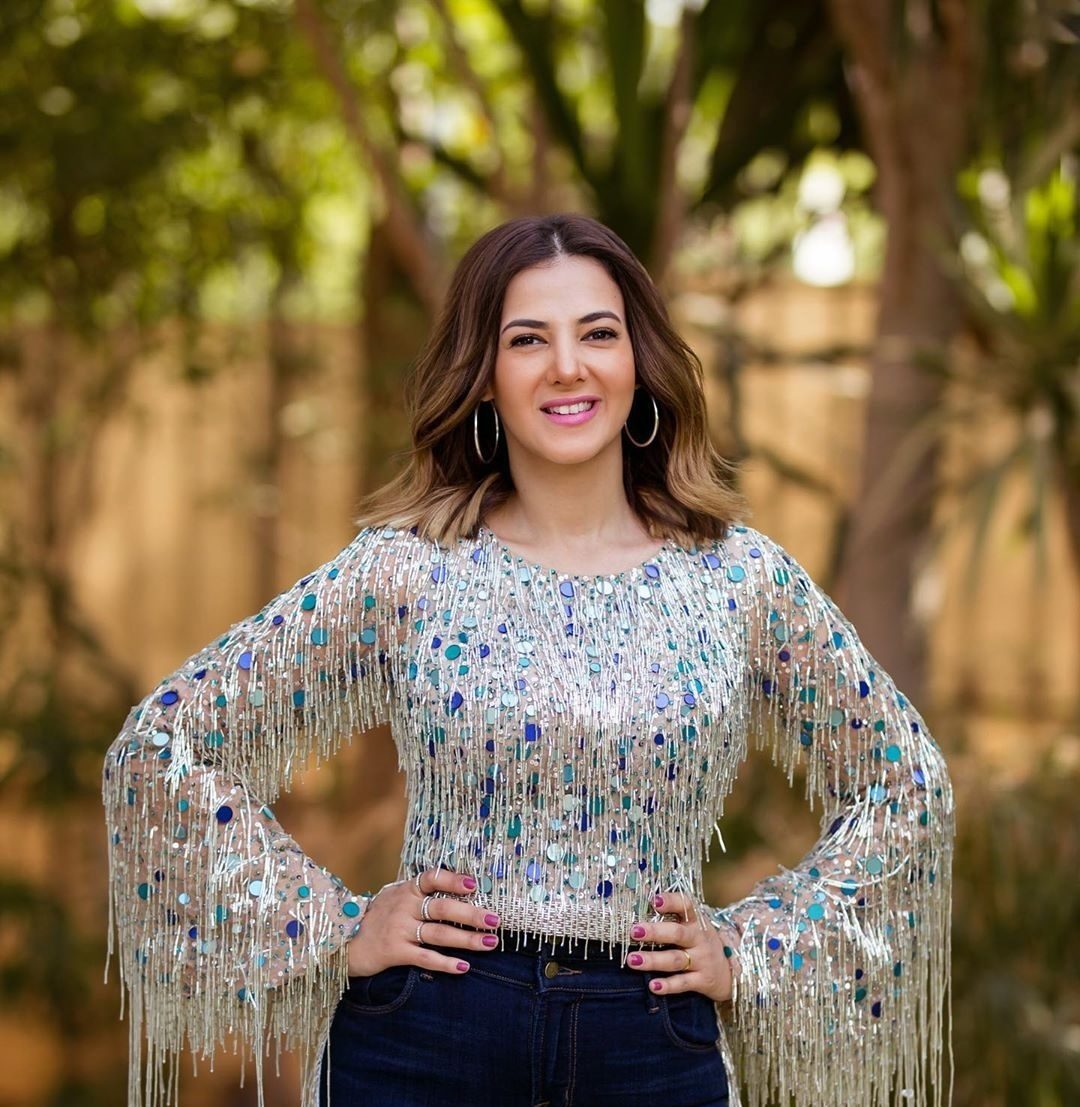 دنيا سمير غانم تنشر فيديو وهي تكسر الأطباق في مطعم بدبي.. ما القصة؟