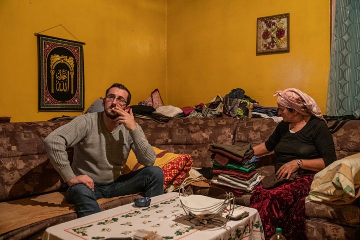 محمد محمدوفيتش ، 30 عاماً ، وأمه البالغة من العمر 75 عاماً ، عائشة/ الجارديان