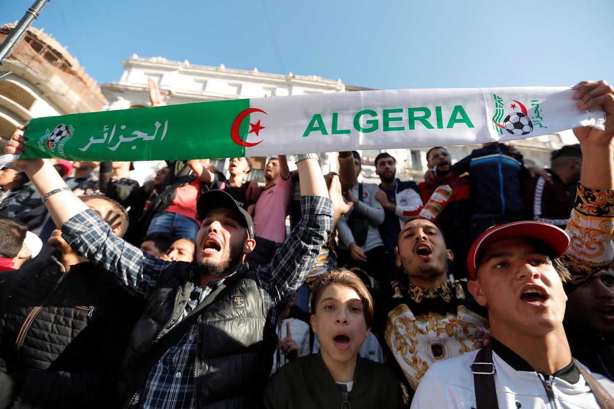 عام على الحراك الجزائري.. كيف تتعامل المعارضة مع الرئيس الجديد؟ وما خياراتها أمام نفوذ الجيش؟