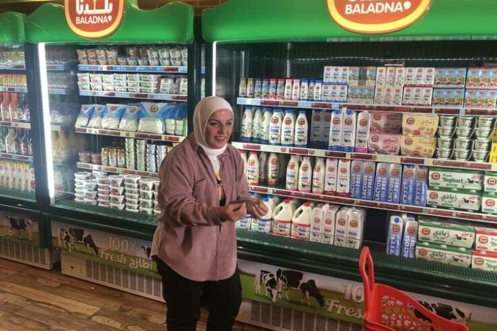 تقول ربة منزل السيدة أمان قدورة، إنها تشعر بالارتياح للعثور على منتجات محلية في متجر البقالة التابع لها في الدوحة/ VOA