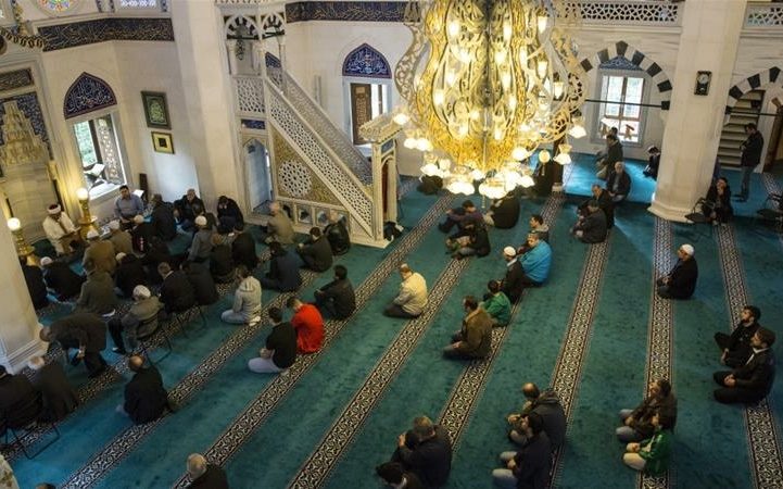   طالب المسلمون الحكومةَ بتوفير حماية للمساجد أثناء صلاة الجمعة والأنشطة الخاصة / AFP