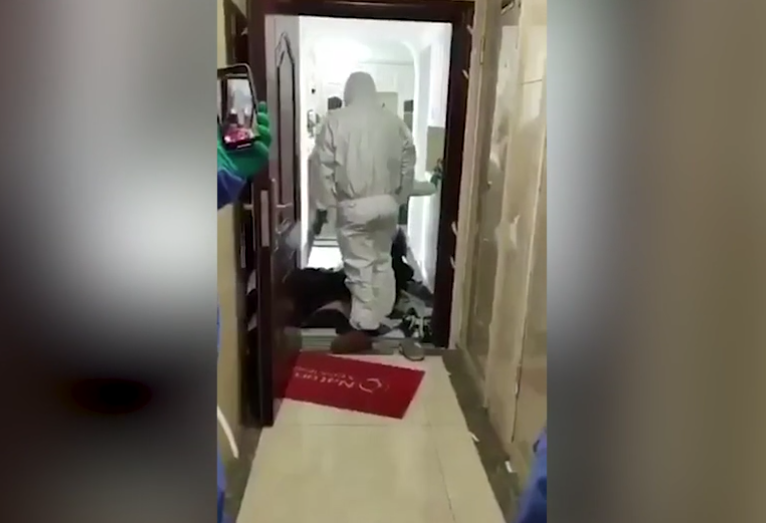 فيديو لسحل صينيين مُشتبهٍ بإصابتهم بفيروس كورونا لنقلهم للحجر الصحي! السلطات تفحص سكان كل منزل في ووهان