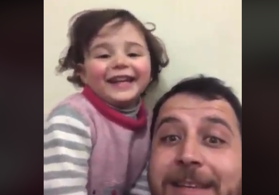 فيديو لأب سوري جعل طفلته تضحك بدلاً من البكاء تحت القصف.. حيلة استخدمها لتجنيبها صدمة نفسية  ﻿