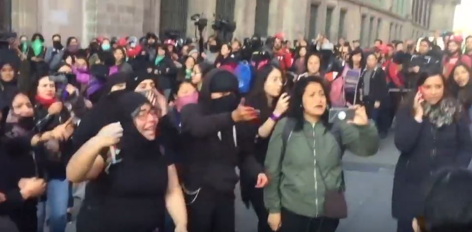 المكسيكيات يتظاهرن أمام القصر الرئاسي احتجاجاً على الجريمة الوحشية التي تعرَّضت لها امرأةٌ مكسيكية