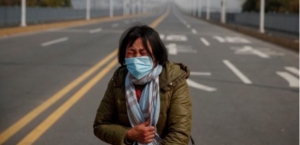 في حين توسلت "لو" وبكت أمام الشرطة، جلست ابنتها ملفوفة ببطانية على الأرض