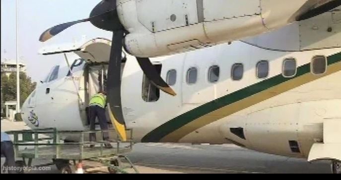 الباب خلع وتحطم جزء من المقصورة.. ذعر يتملك ركاب طائرة باكستانية بعد فتح باب الطوارئ أثناء الهبوط