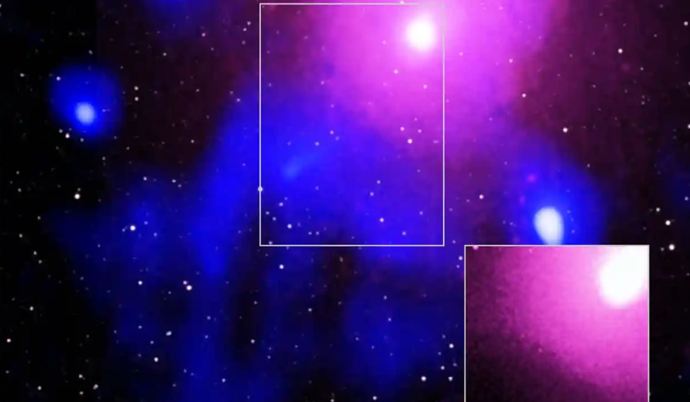 رغم أن الثقوب السوداء تُعرف بأنها ثقوب تبتلع أي شيء يقترب منها، فهي تطرد أيضاً كميات كبيرة من المواد والطاقة