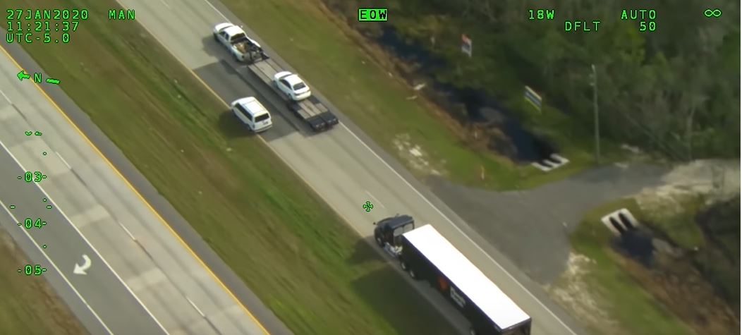 داخل السيارة أيضاً تم العثور على كلب صغير لم يُصب بأذى