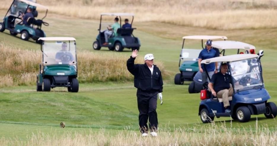 دونالد ترامب في ملعب الغولف/رويترز