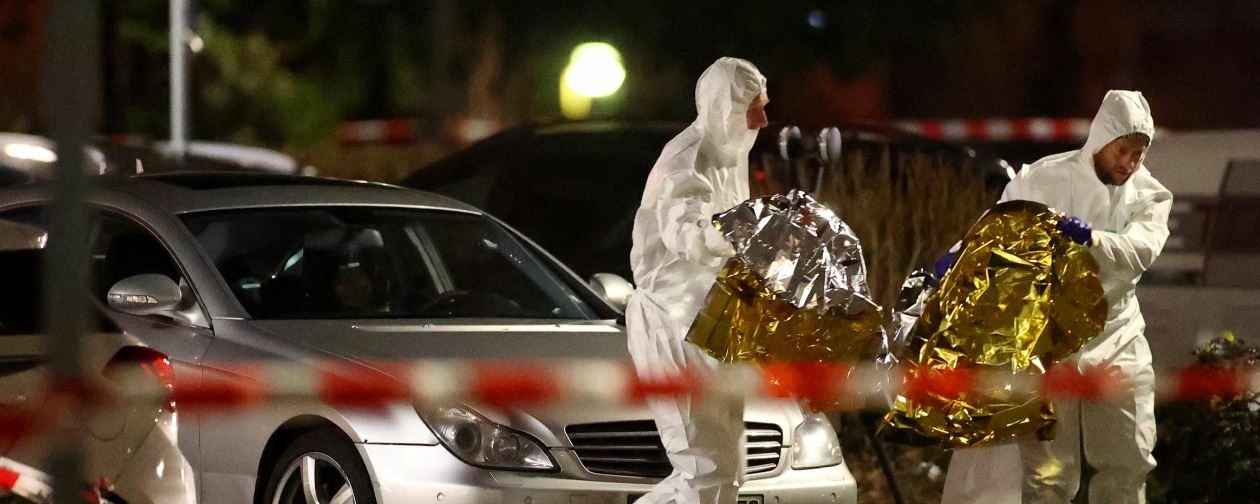 خبراء الطب الشرعي في مكان الحادثة