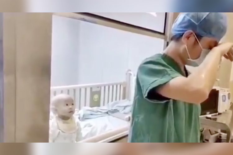 أصغر مُصاب بكورونا في العالم يتعافى ويُفرح ملايين الصينيين، والد الطفل كان يبكي لعجزه عن عناقه