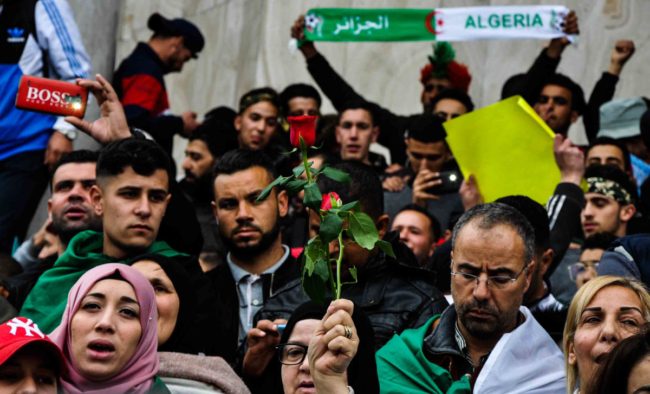 تعلموا من أخطاء السابقين.. ما الذي جعل الحراك الجزائري مختلفاً عن باقي الدول العربية؟