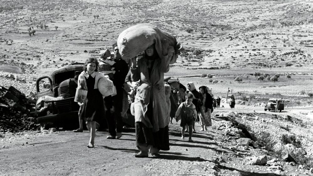 الفلسطينيون في عام 1948 بعد خمسة أشهر من إنشاء إسرائيل، تاركين قريتهم/رويترز