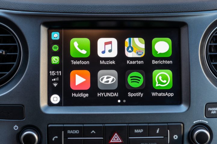 iStock/ خاصية Apple CarPlay الخاصة بهواتف آيفون، إذ تقوم من خلالها بعرض جميع تطبيقاتك الموجودة في الهاتف من أغانٍ وفيديوهات وحتى Google Maps على شاشة سيارتك، لتتحكم بها إما عبر هاتفك أو عبر الشاشة.