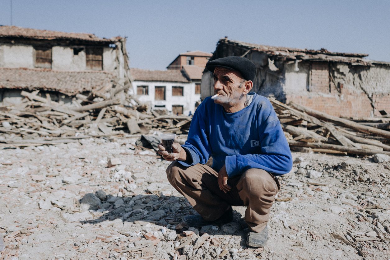 يقرض الدول النامية ثم يسمح بسرقة القروض.. كيف يساهم البنك الدولي في إفقار وإذلال الشعوب؟