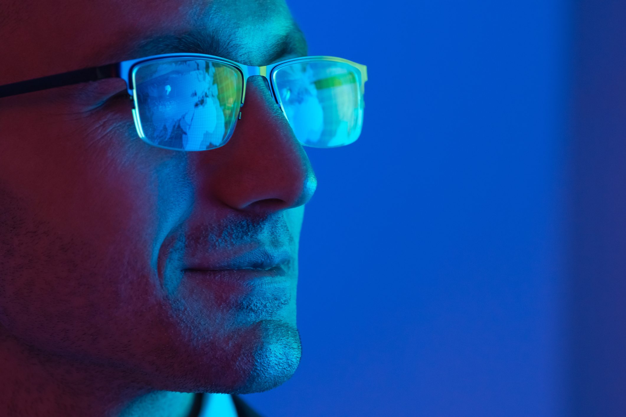 كيف تؤثر شاشات الأجهزة الحديثة علينا؟ تعرف على شيخوخة الجلد في العصر الرقمي