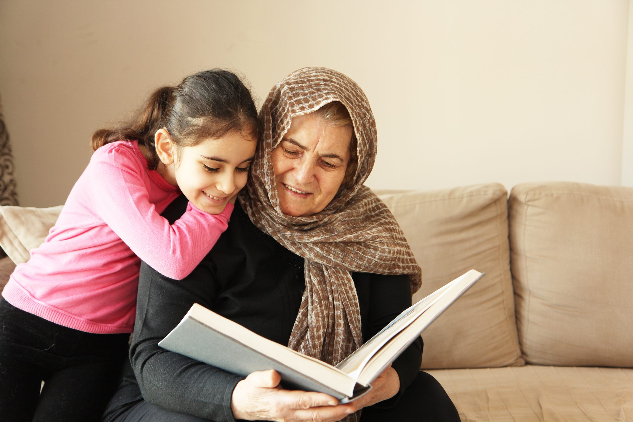 يعرفون آخر صيحات الموضة والأفلام الهابطة ولا يعرفون شيئاً عن وطنهم.. كيف ننقذ أجيال المستقبل؟