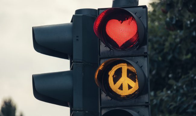 عندما تقف الموسيقى في وجه الدبابات.. هذه أفضل أغانٍ عارضت الحروب