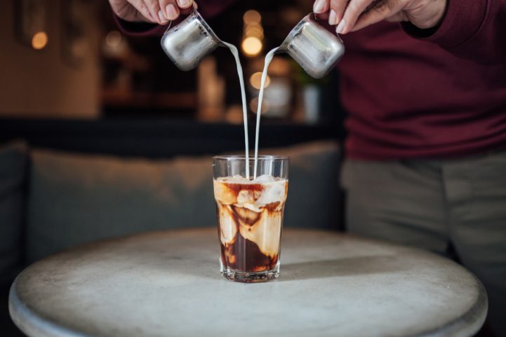 iStock/ إضافة الحليب على القهوة