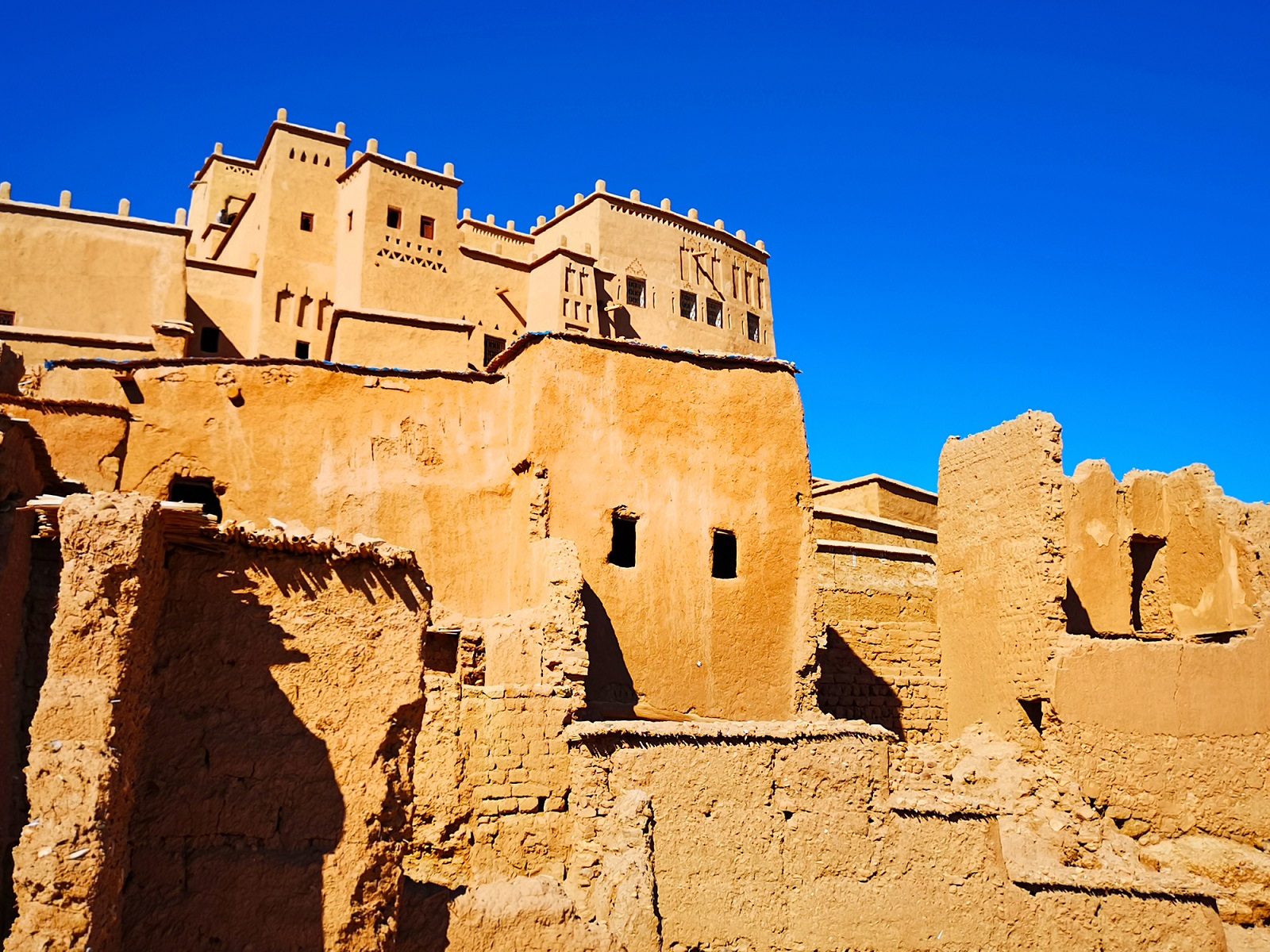 لماذا فشلت قرية مغربية صورت فيها أجزاء من “Game of Thrones” في جذب الجمهور؟ تعرف على حصن آيت بن حدّو (فيديو)