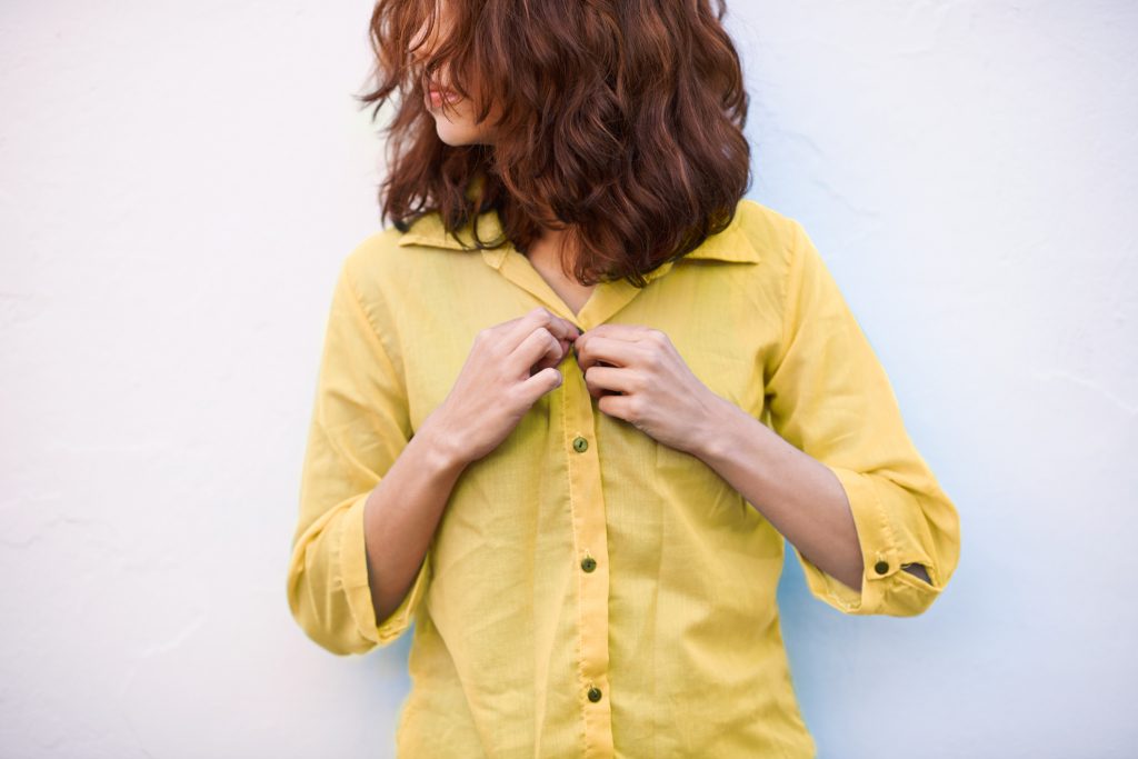 اختلاف جهة أزرار النساء عن الرجال