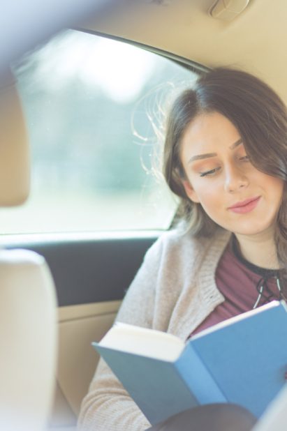 istock\ القراءة في السيارة