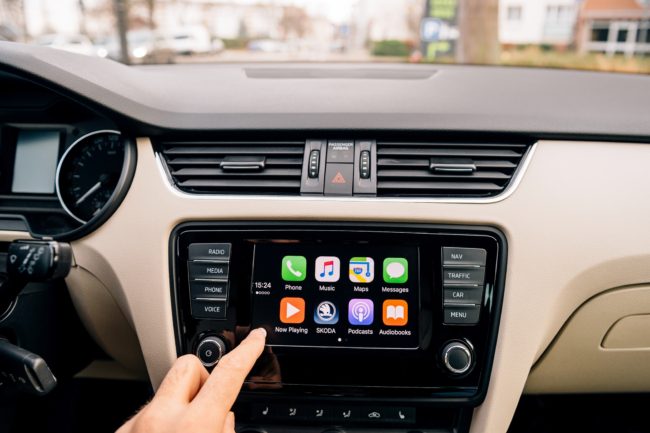 لا تقلق فالعملية ليست معقدة.. طريقة استخدام Apple CarPlay لعرض تطبيقات هاتفك الآيفون على سيارتك