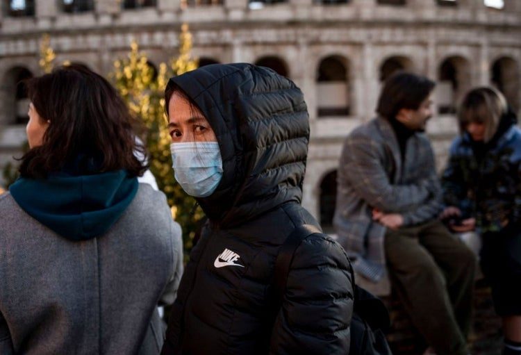 كورونا يجبر إيطاليا على إغلاق بلدات بعد اكتشاف عشرات الإصابات.. وإيران تعلّق التدريس بمحافظات بسبب الفيروس