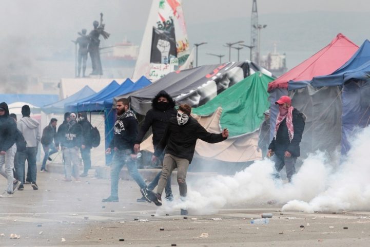 من الأحداث التي شهدتها العاصمة اللبنانية قبيل منح الثقة للحكومة الجديدة/ رويترز