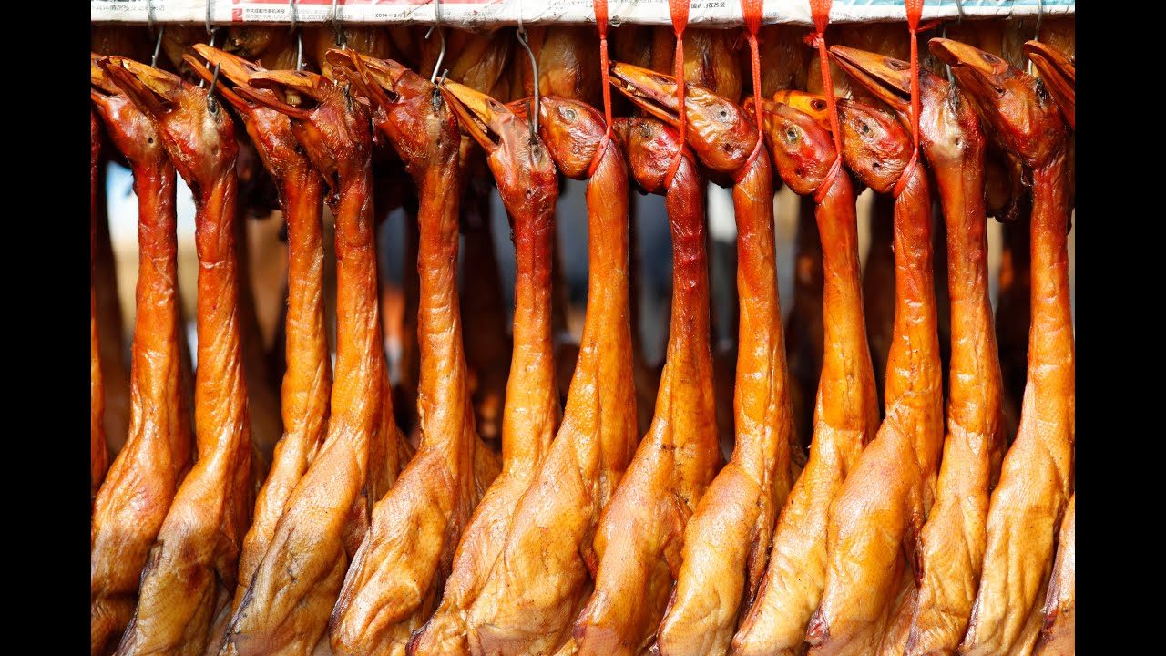 يضربون رأس القرد بالمطرقة ويغرقونها بالزيت المغلي ويستأصلون أمعاء البط الحي.. مأكولات “قاسية” في الصين