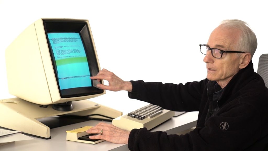 يوم عملكم بات أسهل بفضل لاري تيسلر.. وفاة عالم الكمبيوتر الذي ابتكر تقنية «النسخ واللصق» في الحاسوب