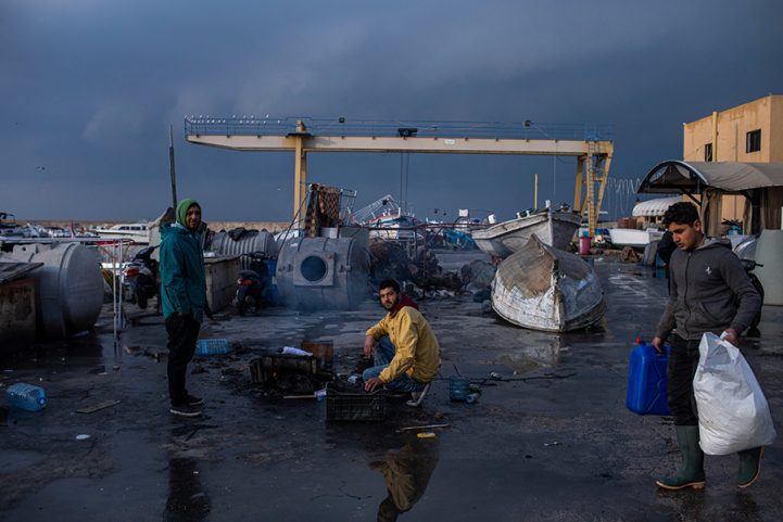 صيادون في مدينة صور الجنوبية الساحلية في يناير ، واحدة من العديد من المدن في لبنان التي شهدت احتجاجات ضد الفساد وعدم الكفاءة/ نيويورك تايمز