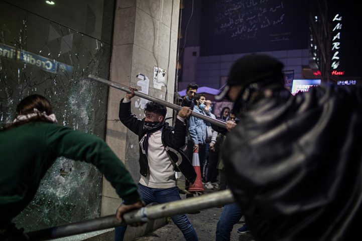 المتظاهرون المناهضون للحكومة يحطمون نافذة أحد البنوك في بيروت الشهر الماضي/ نيويورك تايمز