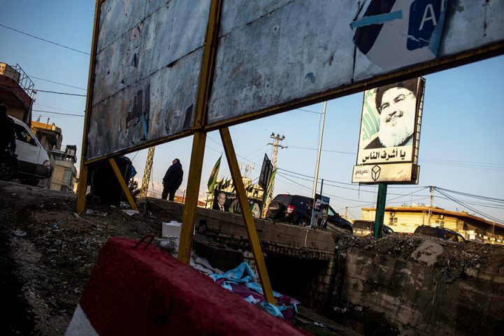 صورة لحسن نصر الله في أحد شوارع سهل البقاع/ رويترز
