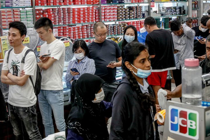 السلوكيات الصحية التي تختلف باختلاف الجنس في بعض المجتمعات قد يكون لها أيضاً دور في الاستجابات المتباينة للعدوى/ Getty