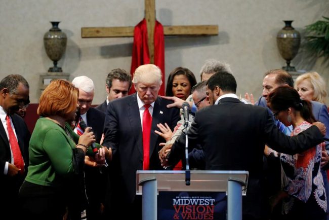 كيف أقنع ترامب “المتباهي سليط اللسان” الإنجيليين بأنه محرر المسيحية “المضطهدة” ليحظى بدعمهم؟