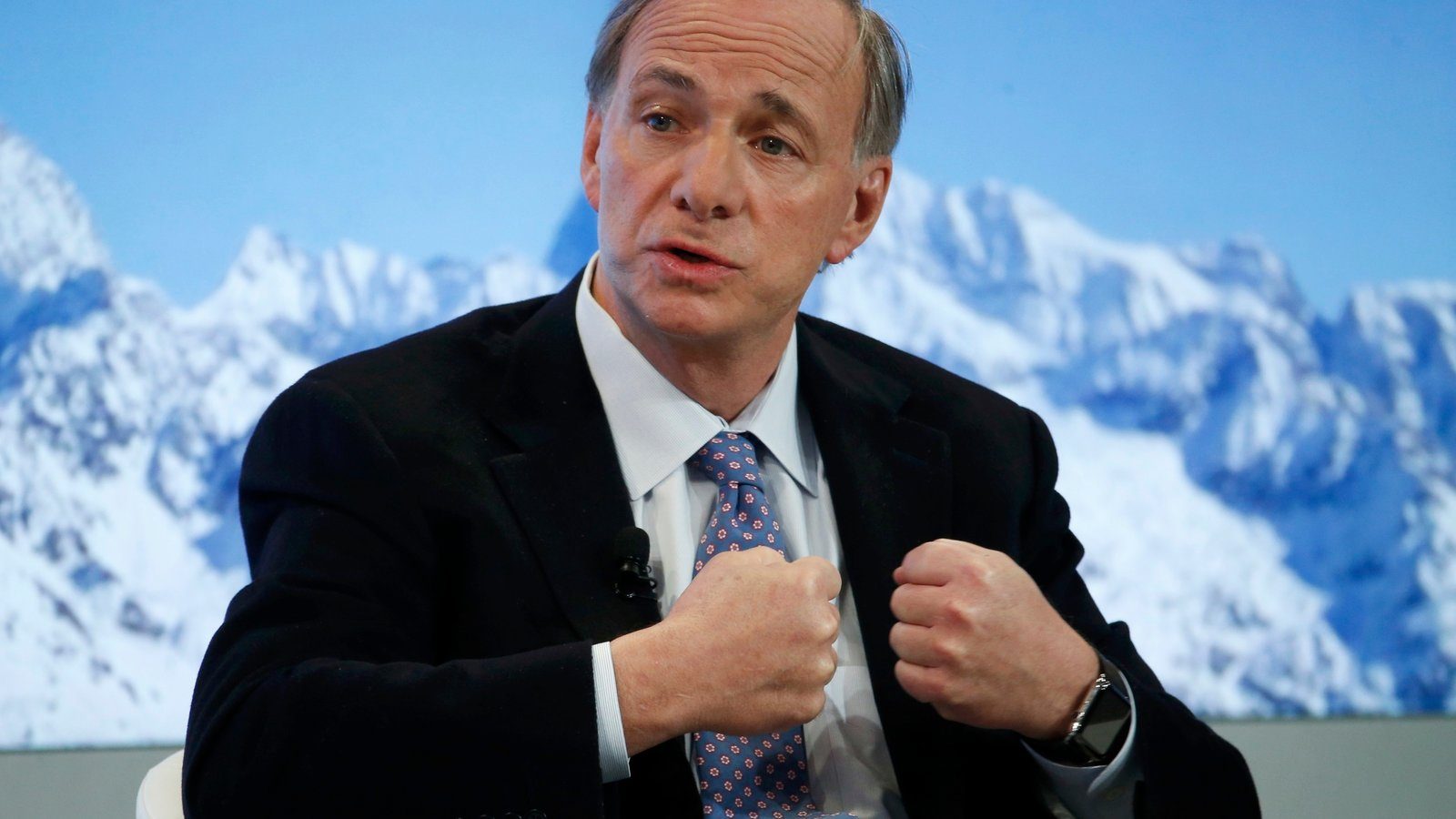 أحد أعضاء نادي الأثرياء يقولها بوضوح فهل من مستجيب: “الرأسمالية ظالمة وليست منتجة”