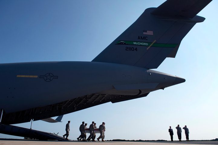 سحب جثامين جنود أمريكيين من أفغانستان إلى قاعدة دوفر للقوات الجوية في ديلاوير في أغسطس 2014/ Getty